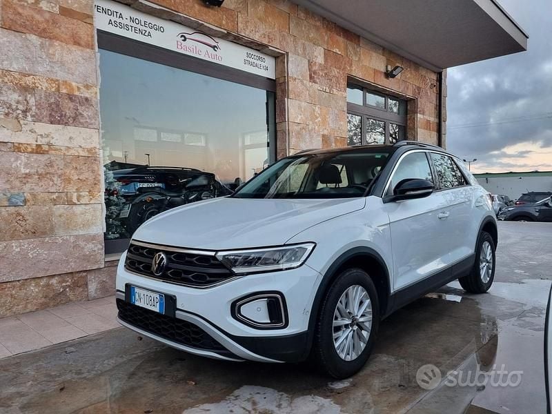Usata VW T-Roc Life 110 CV (80 kW) 2023 Bianco SUV