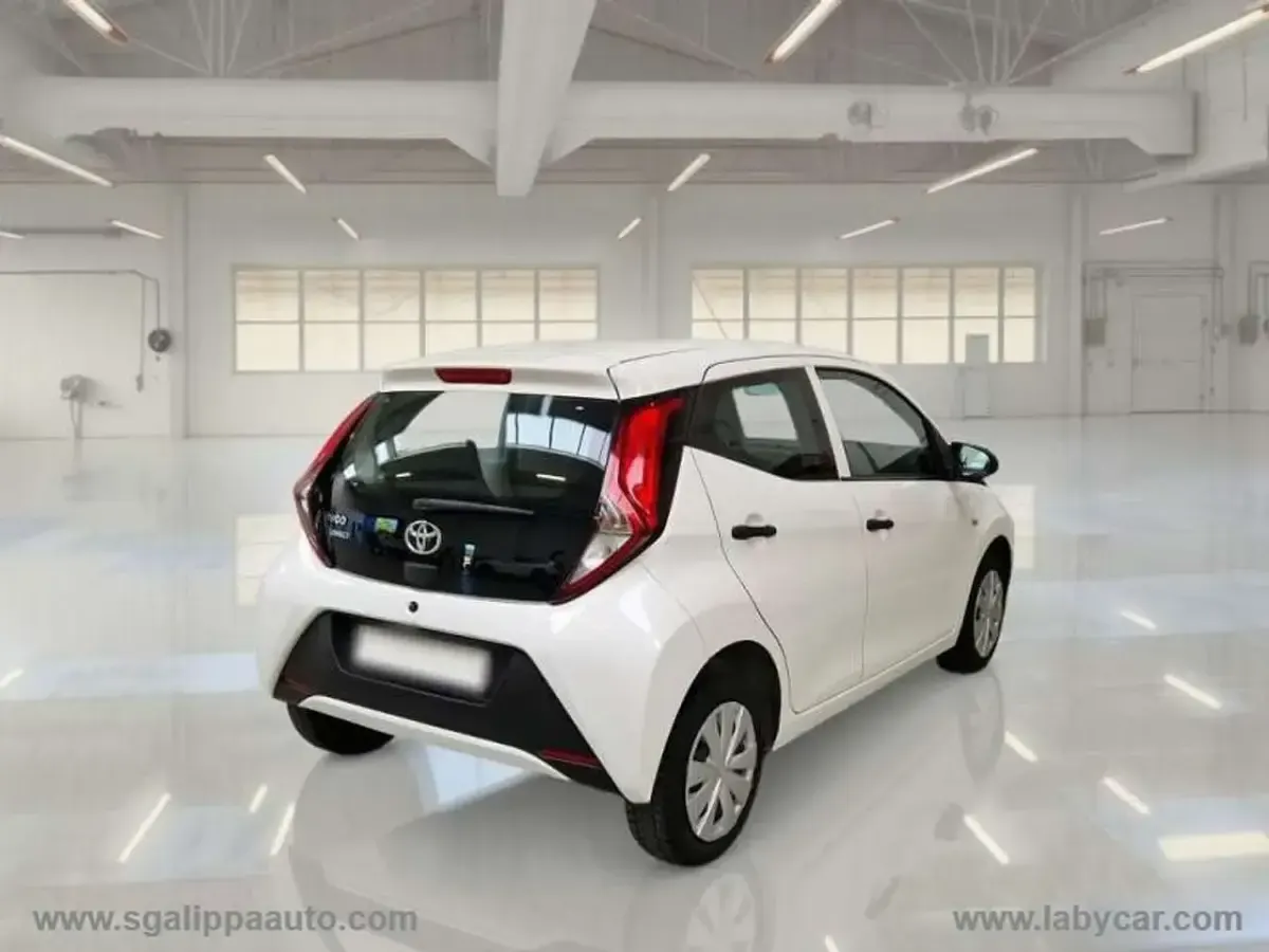 Usata Toyota Aygo Connect Style 72 CV (52 kW) 2021 Bianco Utilitaria