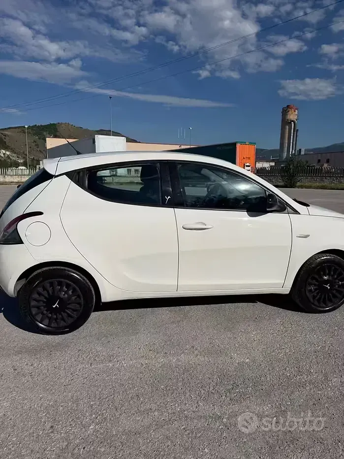 Usata Lancia Ypsilon Silver 69 CV (50 kW) 2015 Bianco Utilitaria