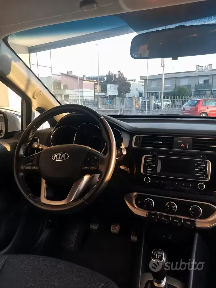 Usata Kia Rio 75 CV (55 kW) 2015 Bianco Berlina