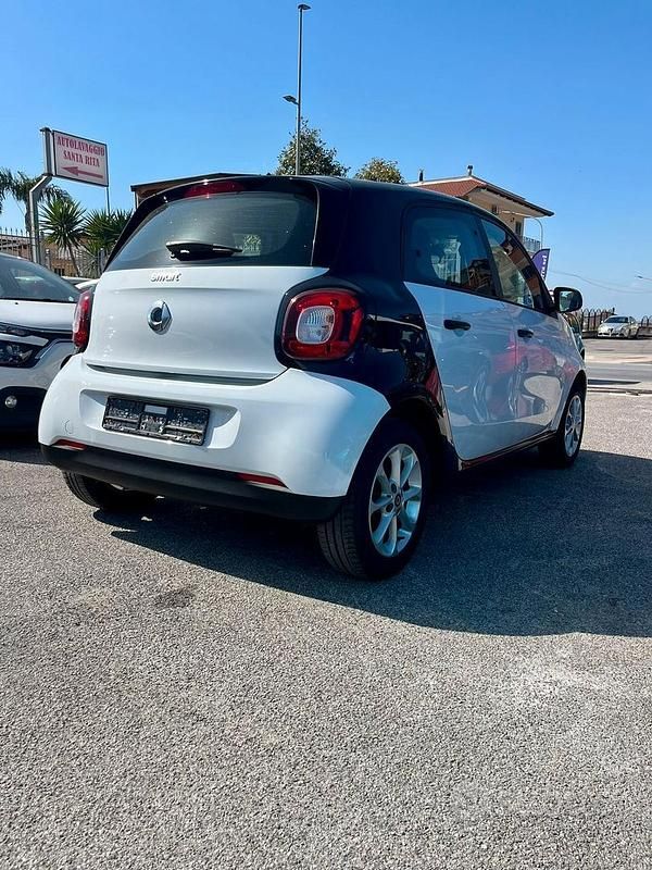 Begagnad Smart ForFour 71 HK (52 kW) 2018 Vit Halvkombi