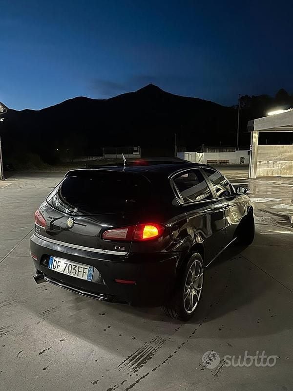 Usata Alfa Romeo 147 150 CV (110 kW) 2007 Nero Utilitaria