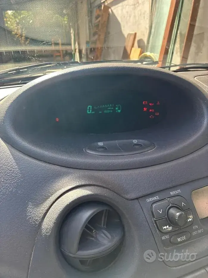 Usata Toyota Yaris 68 CV (50 kW) 2002 Grigio Utilitaria