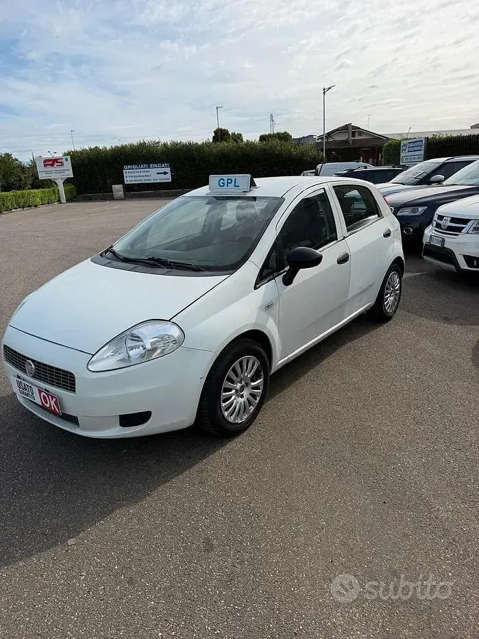 Usata Fiat Grande Punto 77 CV (56 kW) 2009 Bianco Utilitaria