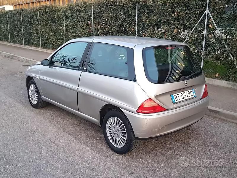 Usata Lancia Ypsilon 60 CV (44 kW) 2001 Grigio Utilitaria