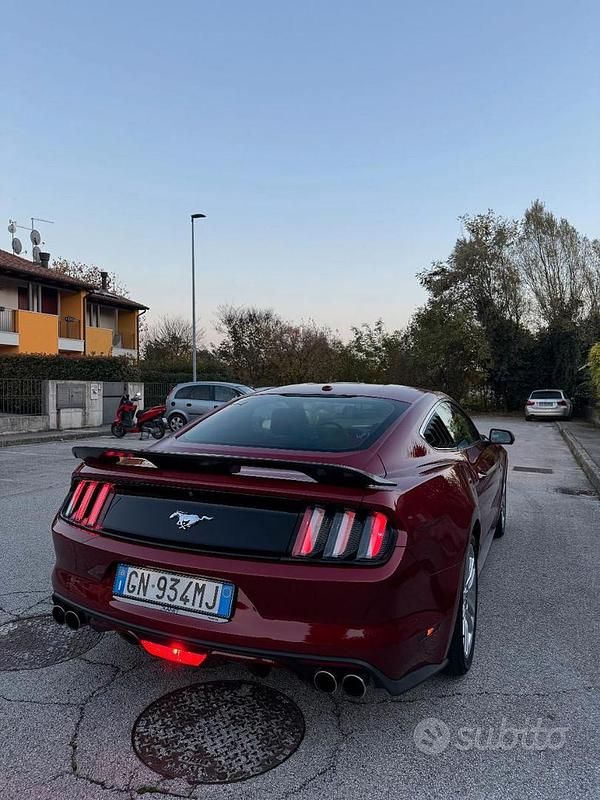 Usata Ford Mustang 310 CV (228 kW) 2020 Rosso Coupé
