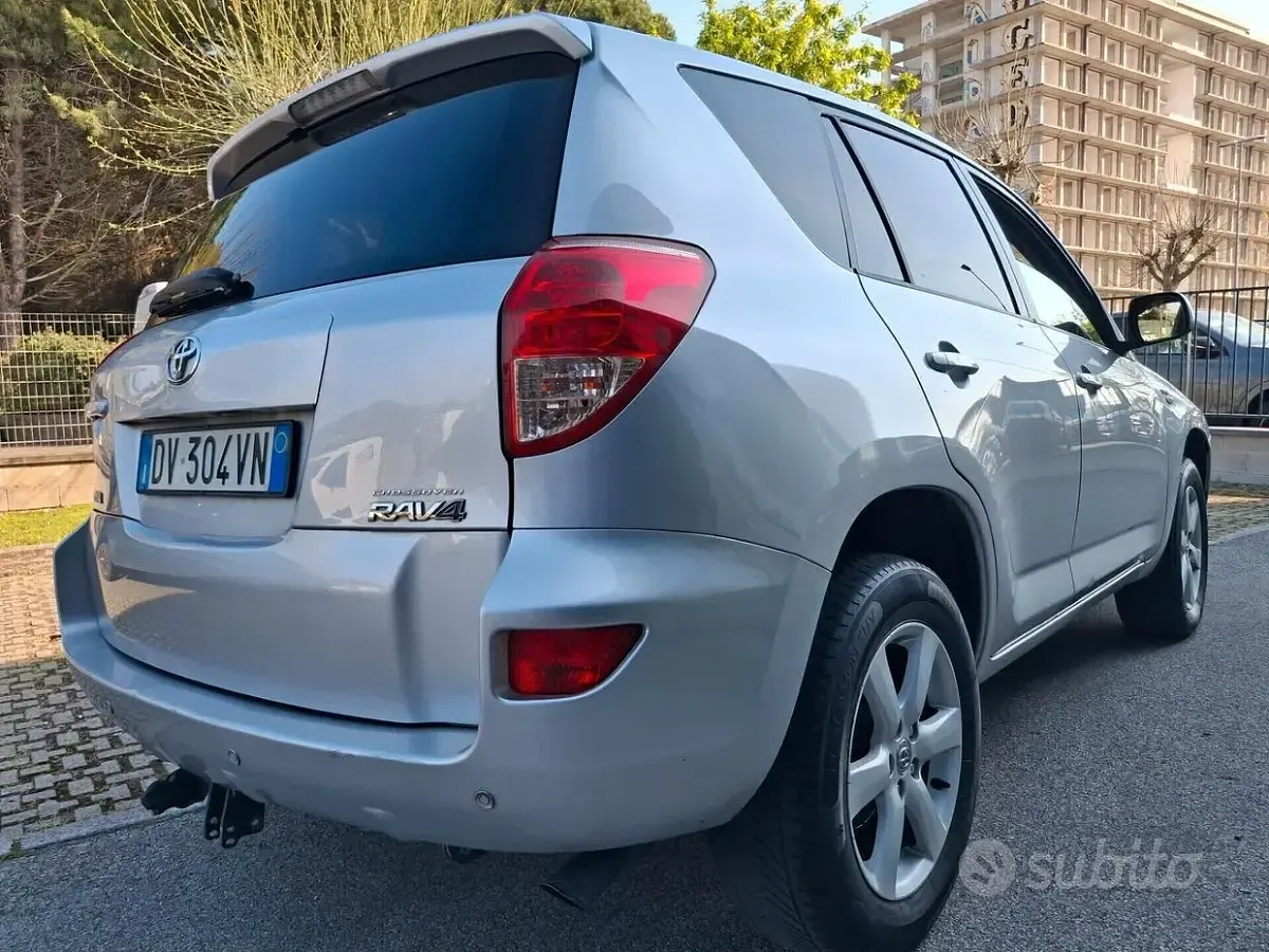 Usado Toyota RAV4 150 CV (110 kW) 2009 Gris SUV
