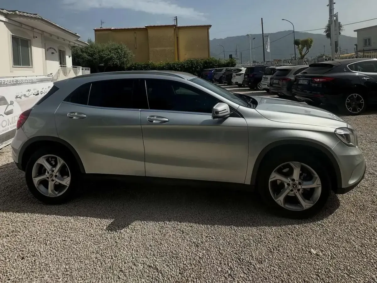Usata Mercedes GLA180 Business 109 CV (80 kW) 2018 Grigio SUV