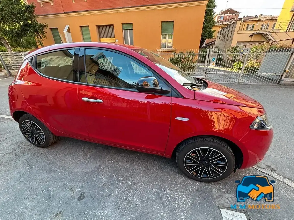 Usata Lancia Ypsilon Silver 69 CV (50 kW) 2023 Rosso Utilitaria