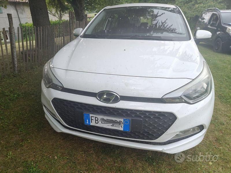 Usata Hyundai i20 75 CV (55 kW) 2015 Bianco Berlina