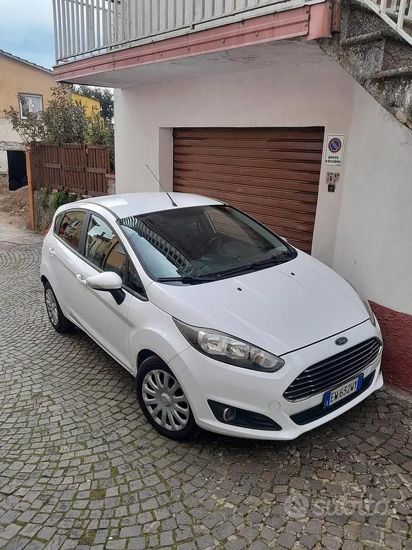 Usata Ford Fiesta 97 CV (71 kW) 2014 Bianco Utilitaria