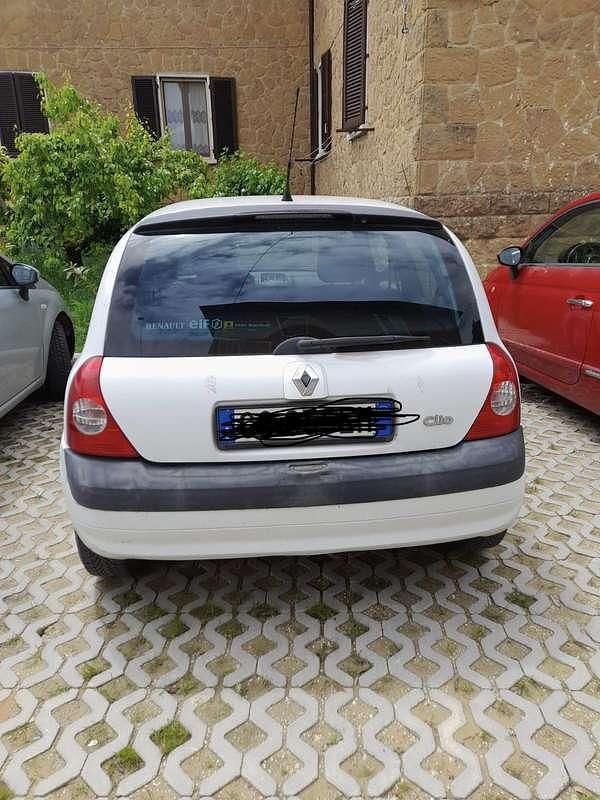 Usata Renault Clio II Dynamique 75 CV (55 kW) 2003 Berlina
