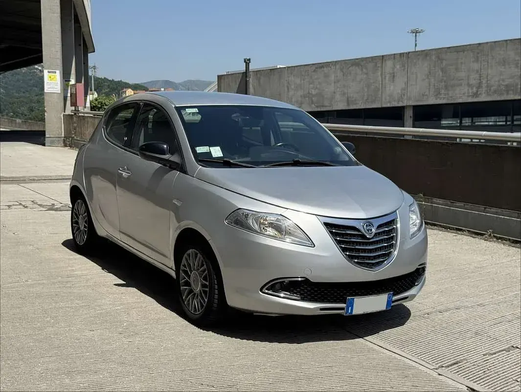 Usata Lancia Ypsilon 86 CV (63 kW) 2013 Argento Utilitaria