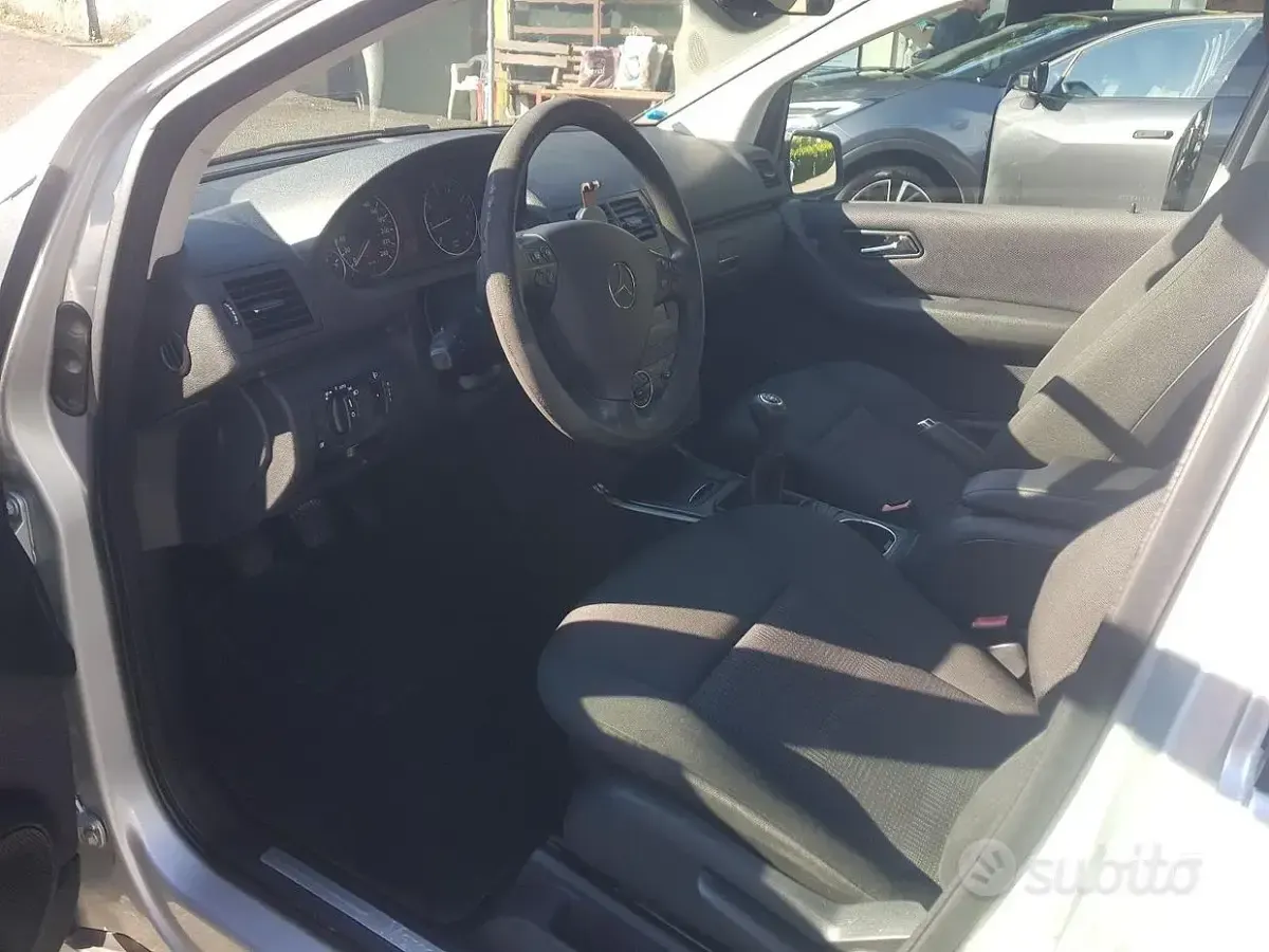 Usata Mercedes A160 102 CV (75 kW) 2011 Grigio Utilitaria