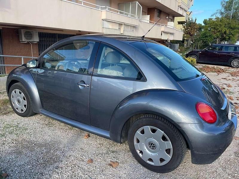 Usado VW New Beetle 102 CV (75 kW) 2005 Gris Utilitario