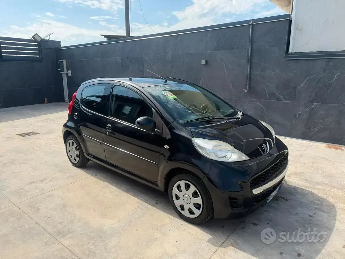 Usata Peugeot 107 Allure 68 CV (50 kW) 2011 Nero Utilitaria