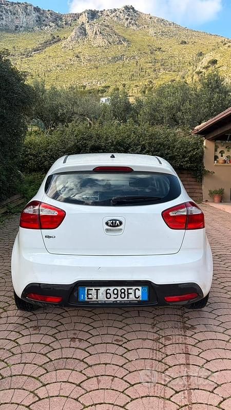 Usata Kia Rio Active 75 CV (55 kW) 2013 Bianco Berlina