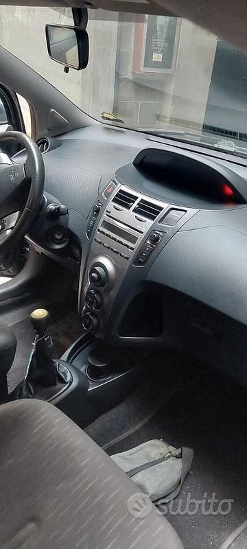 Usata Toyota Yaris Sol 90 CV (66 kW) 2009 Grigio Utilitaria
