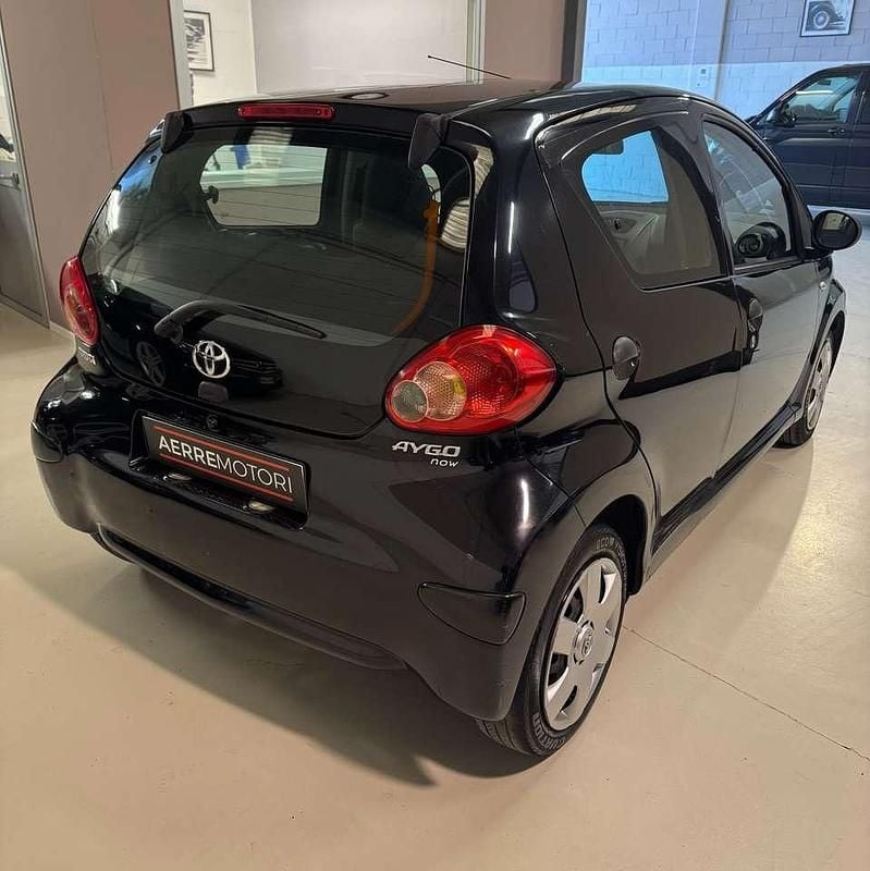 Usata Toyota Aygo Sol 68 CV (50 kW) 2007 Grigio Utilitaria