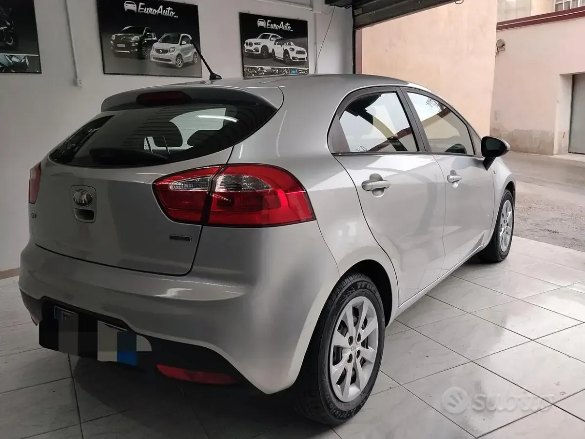 Usata Kia Rio 75 CV (55 kW) 2013 Grigio Berlina