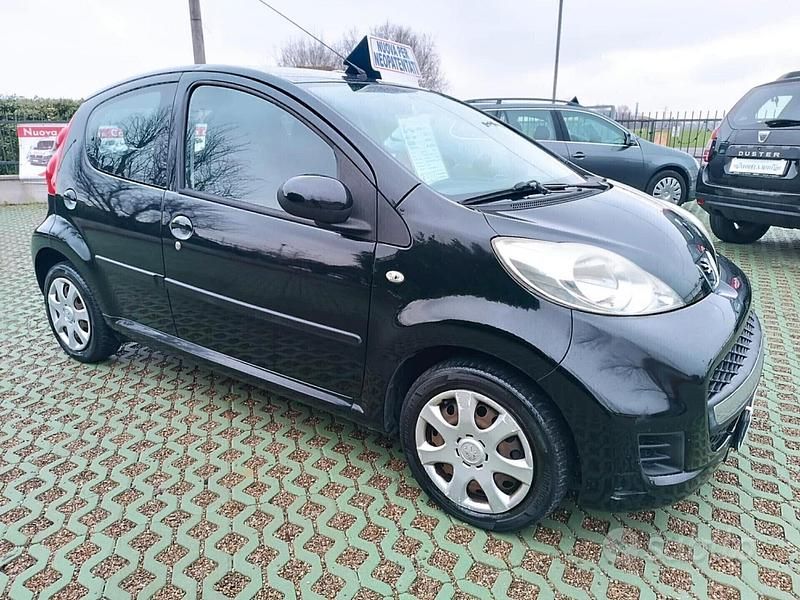 Usata Peugeot 107 Allure 68 CV (50 kW) 2011 Nero Utilitaria