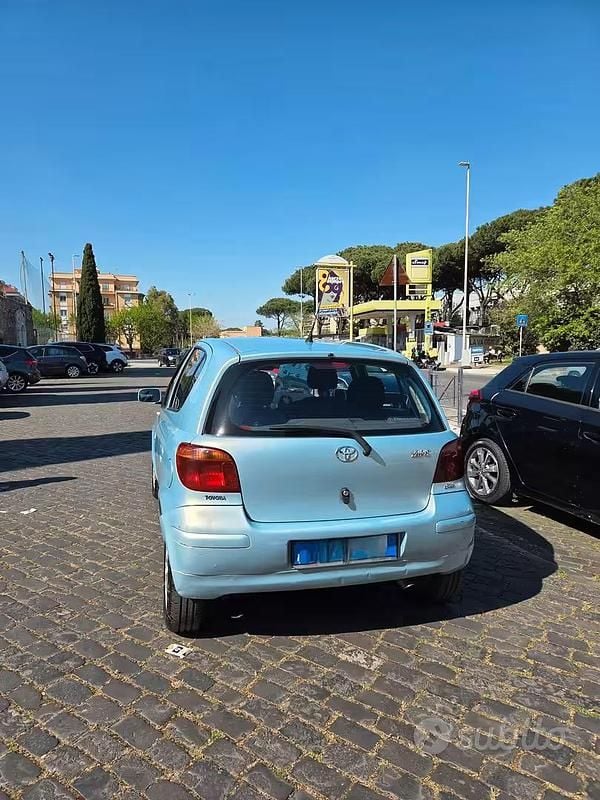 Usata Toyota Yaris Sol 75 CV (55 kW) 2004 Blu Berlina