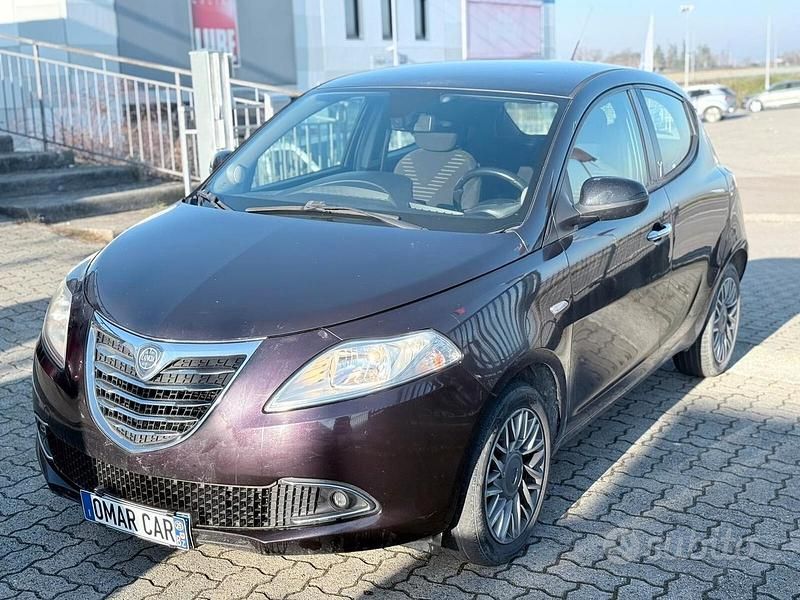 Usata Lancia Ypsilon 69 CV (50 kW) 2012 Viola Utilitaria