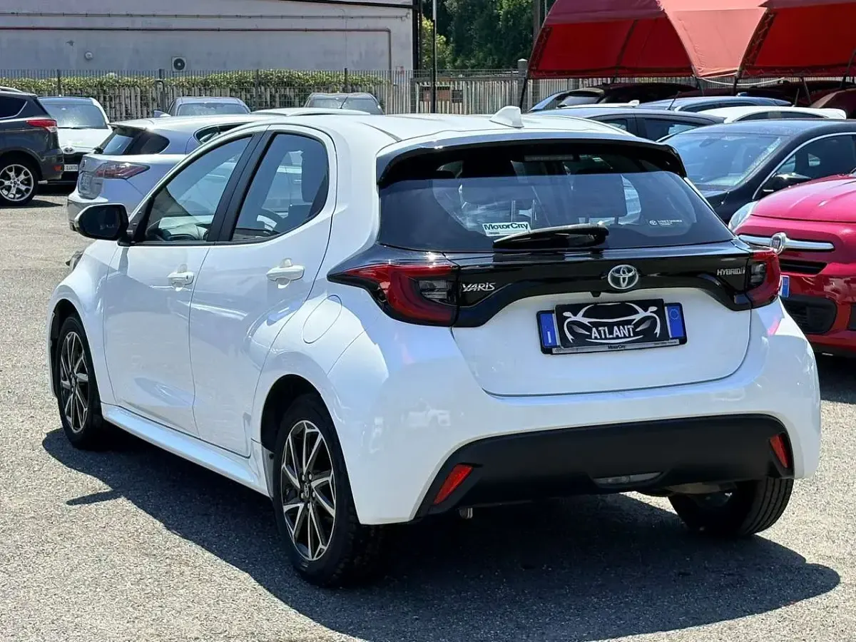 Usata Toyota Yaris Hybrid Trend 92 CV (67 kW) 2022 Bianco Berlina