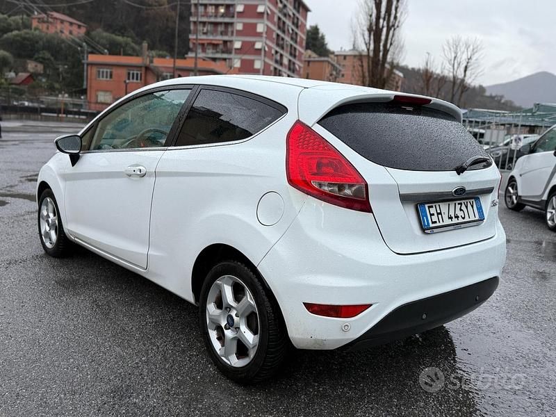Usata Ford Fiesta Titanium 59 CV (43 kW) 2011 Marrone Berlina