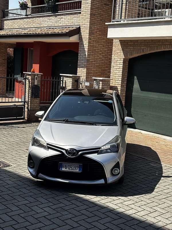Usata Toyota Yaris Hybrid Lounge 75 CV (55 kW) 2015 Berlina