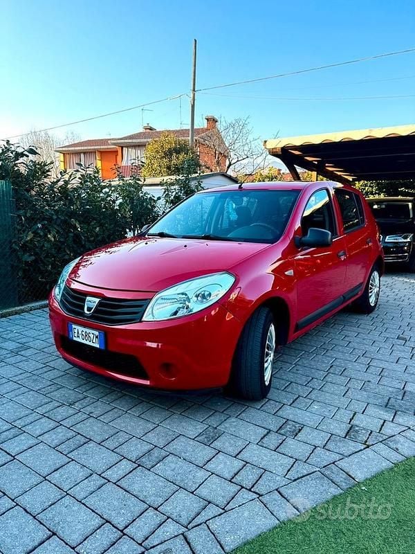 Rosso Usata 2010 Dacia Sandero Berlina | 2200 € - Immagine 1/4