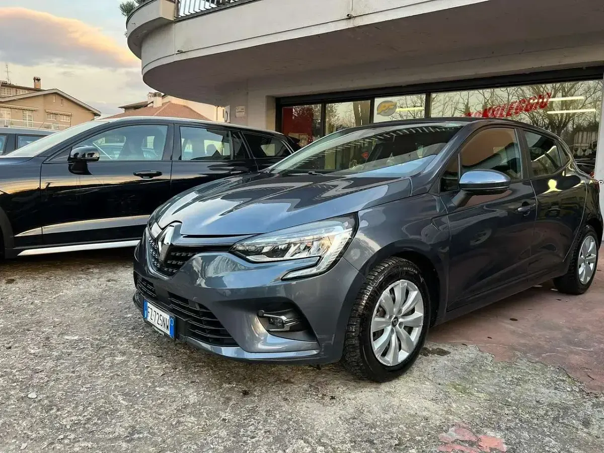 Używany Renault Clio V Business 86 KM (63 kW) 2019 Szary Sedan/Limuzyna