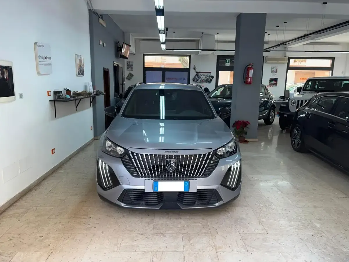 Usata Peugeot 2008 Allure+ 101 CV (74 kW) 2024 Grigio SUV