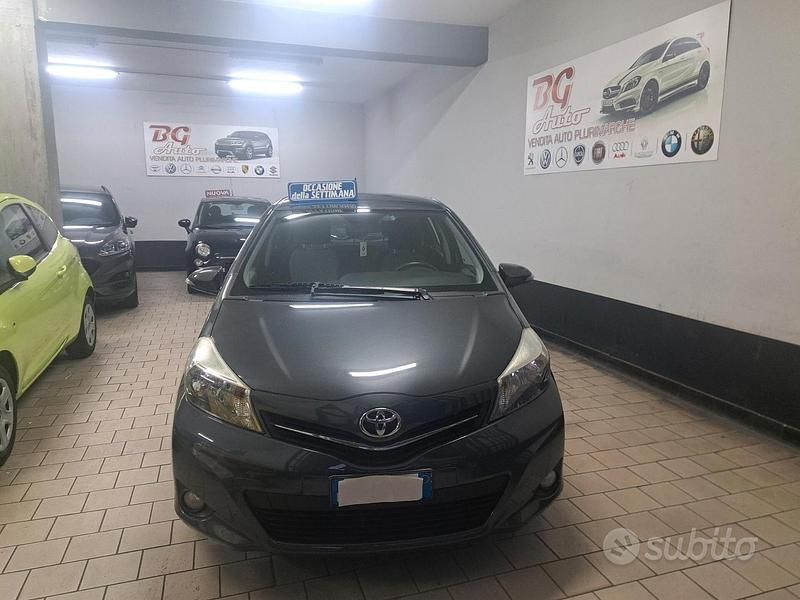 Usata Toyota Yaris 69 CV (50 kW) 2013 Grigio Berlina