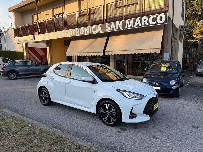 Bianco Nuova 2025 Toyota Yaris Hybrid Trend SUV | 23.900 € (Ottimo prezzo) - Immagine 1/4