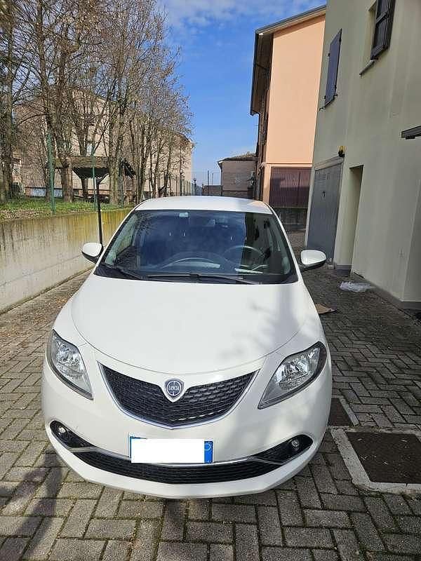 Usata Lancia Ypsilon Gold 69 CV (50 kW) 2017 Utilitaria