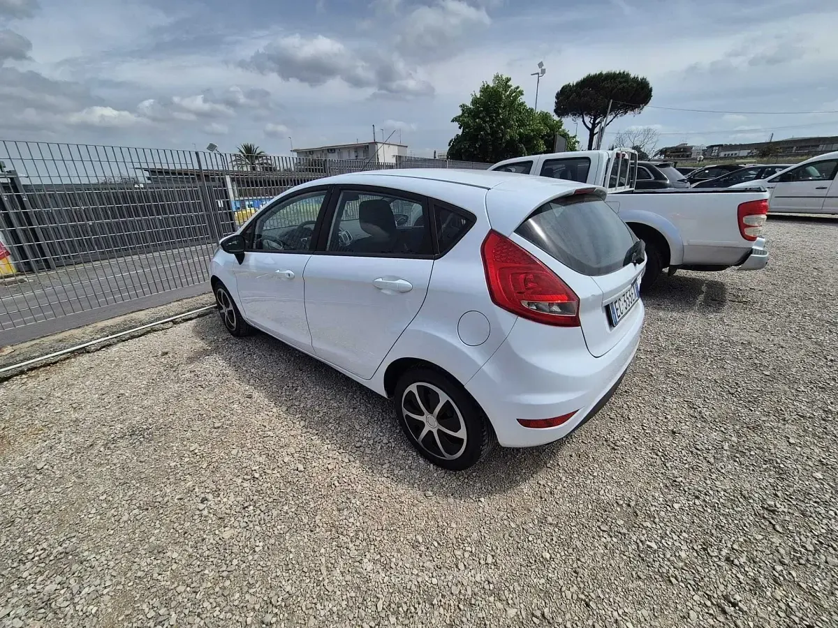 Usata Ford Fiesta 97 CV (71 kW) 2010 Bianco Berlina