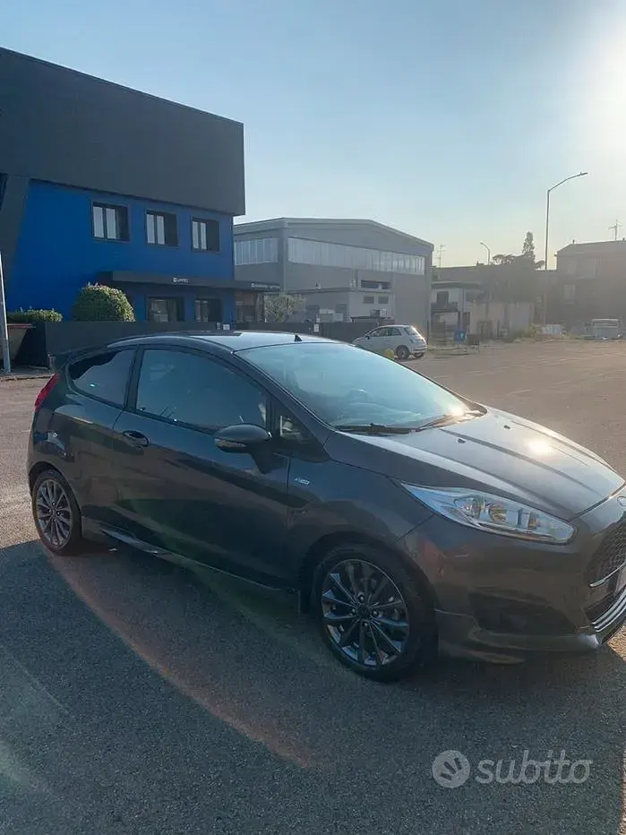 Usata Ford Fiesta ST-Line 75 CV (55 kW) 2017 Grigio Utilitaria