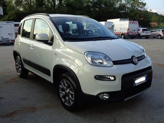 Usata Fiat Panda 4x4 S 85 CV (62 kW) 2020 Bianco pastello Utilitaria