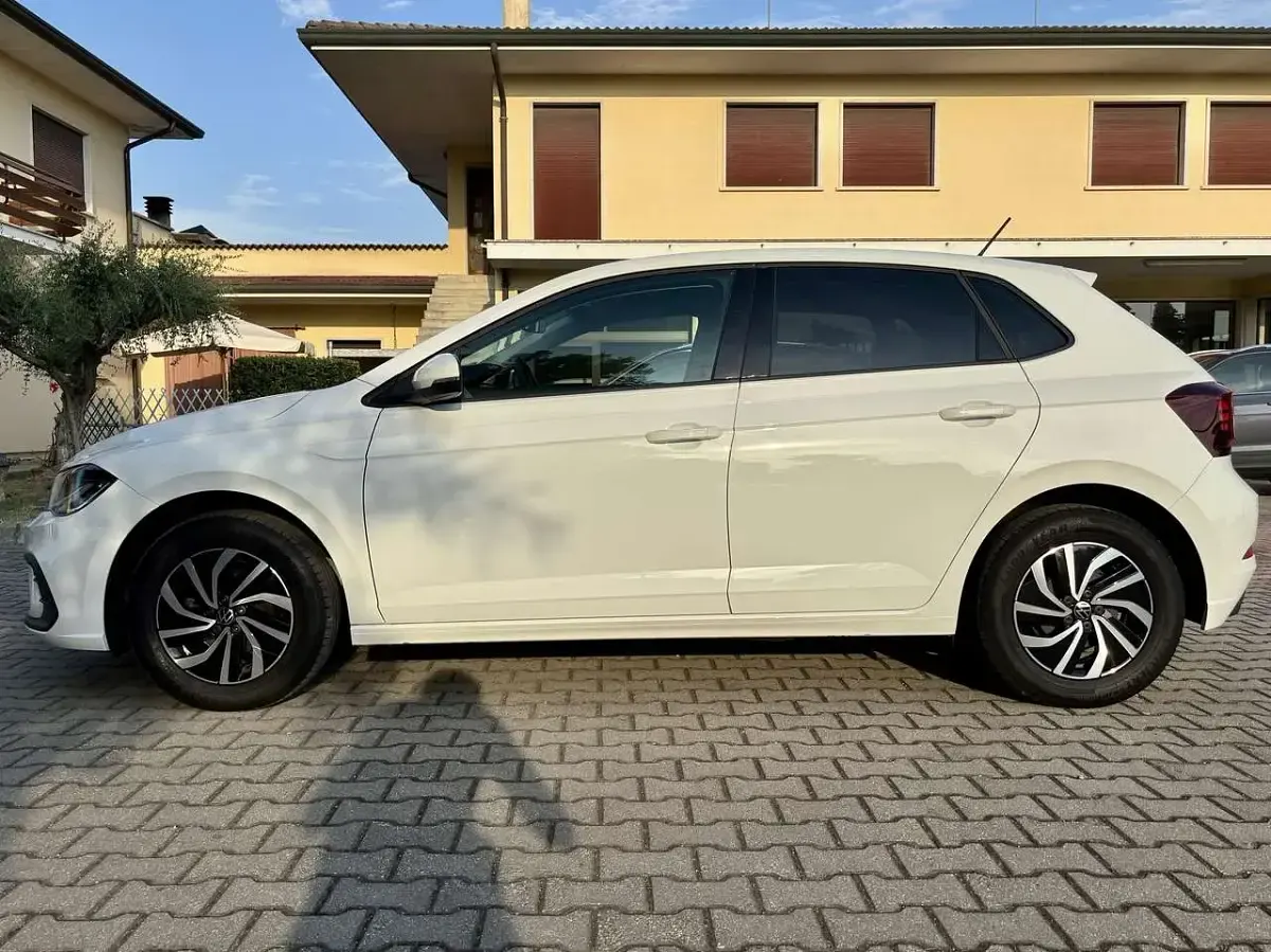 Usata VW Polo Style 95 CV (69 kW) 2023 Bianco pastello Utilitaria
