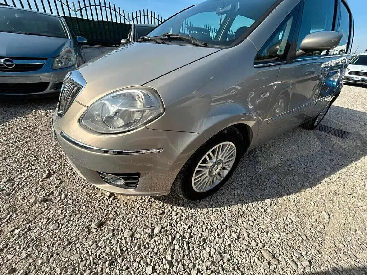 Usata Lancia Musa 90 CV (66 kW) 2009 Oro Monovolume