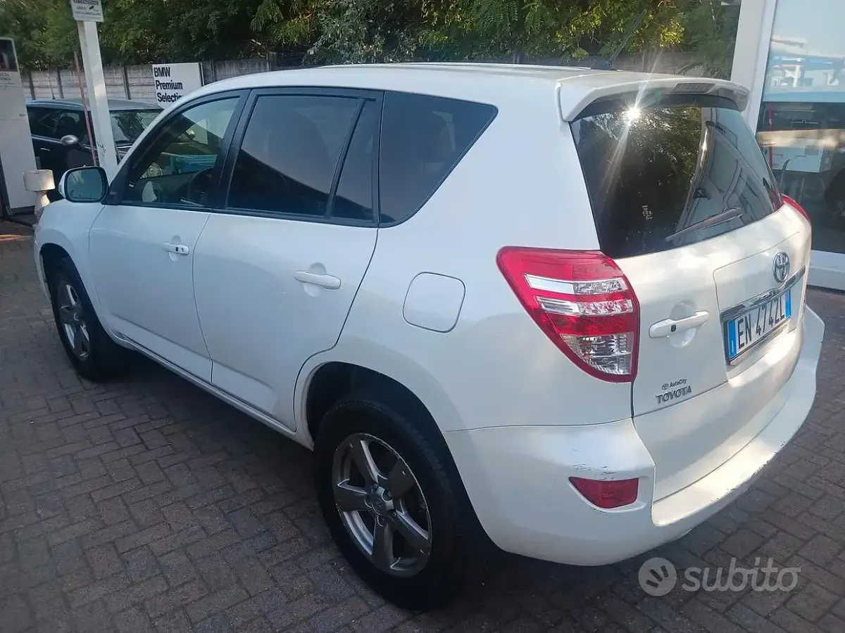 Usata Toyota RAV4 Lounge 150 CV (110 kW) 2012 Bianco SUV