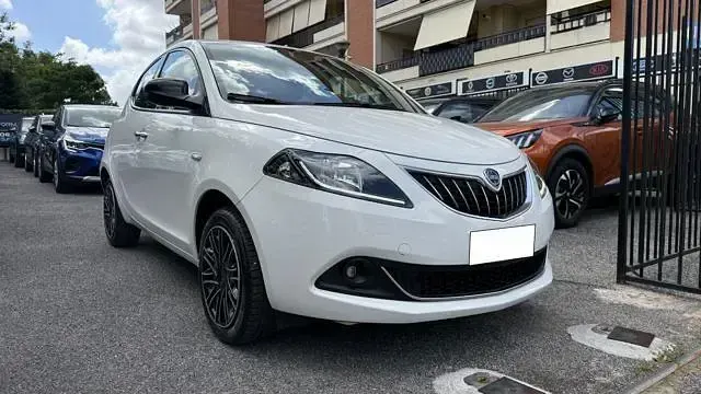 Usata Lancia Ypsilon Gold 69 CV (50 kW) 2023 Bianco pastello Utilitaria