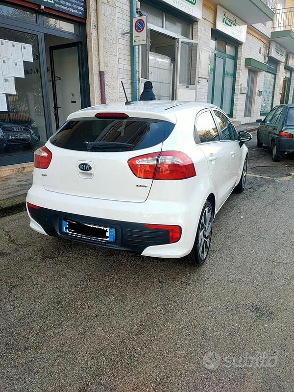 Usata Kia Rio Active 75 CV (55 kW) 2015 Bianco Berlina