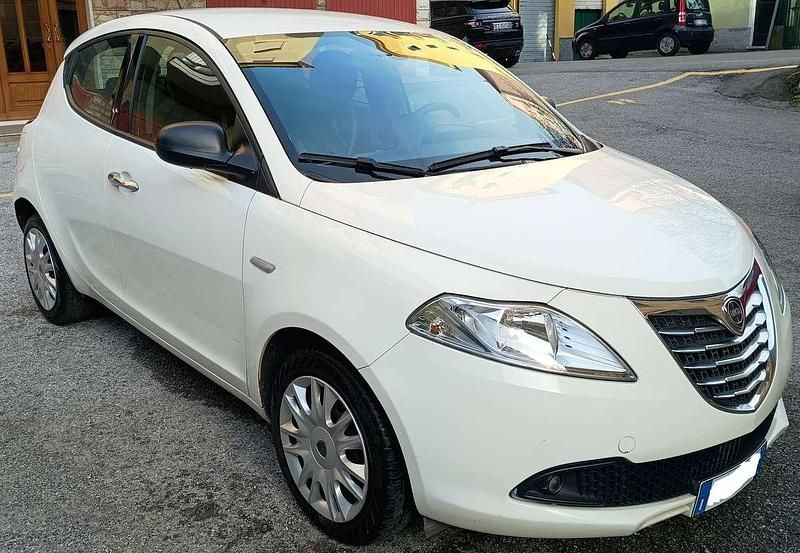 Usata Lancia Ypsilon Silver 69 CV (50 kW) 2016 Bianco Utilitaria