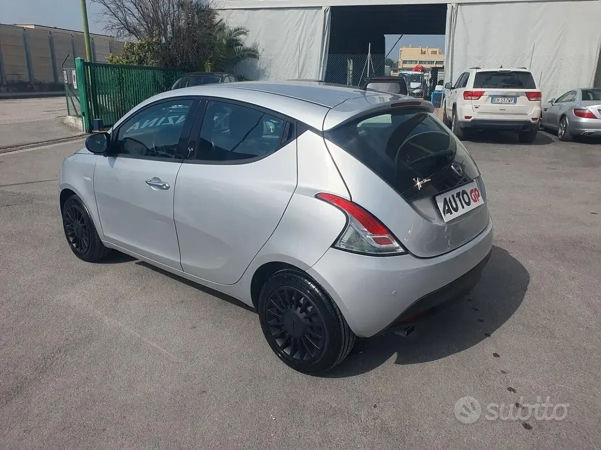 Usata Lancia Ypsilon 69 CV (50 kW) 2014 Grigio Utilitaria