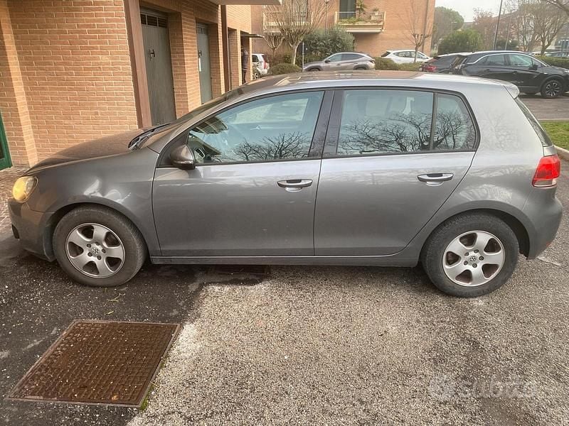 Grigio Usata 2010 VW Golf Tre volumi | 4000 € (Ottimo prezzo) - Immagine 1/4