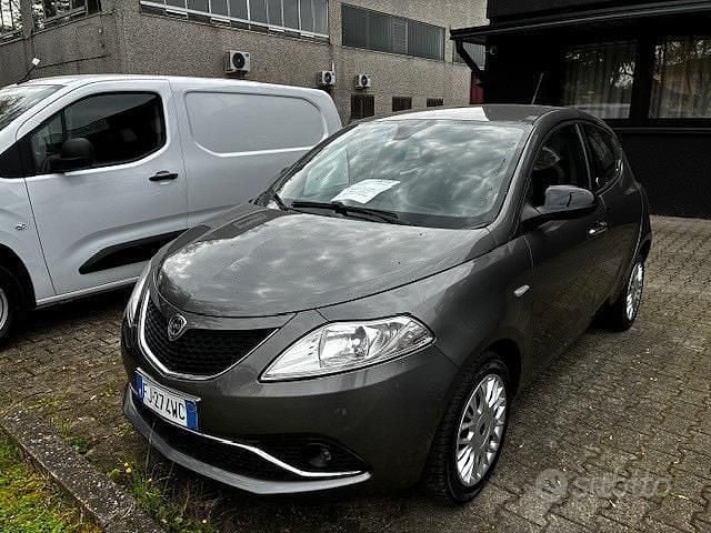 Usata Lancia Ypsilon Gold 69 CV (50 kW) 2017 Grigio Utilitaria