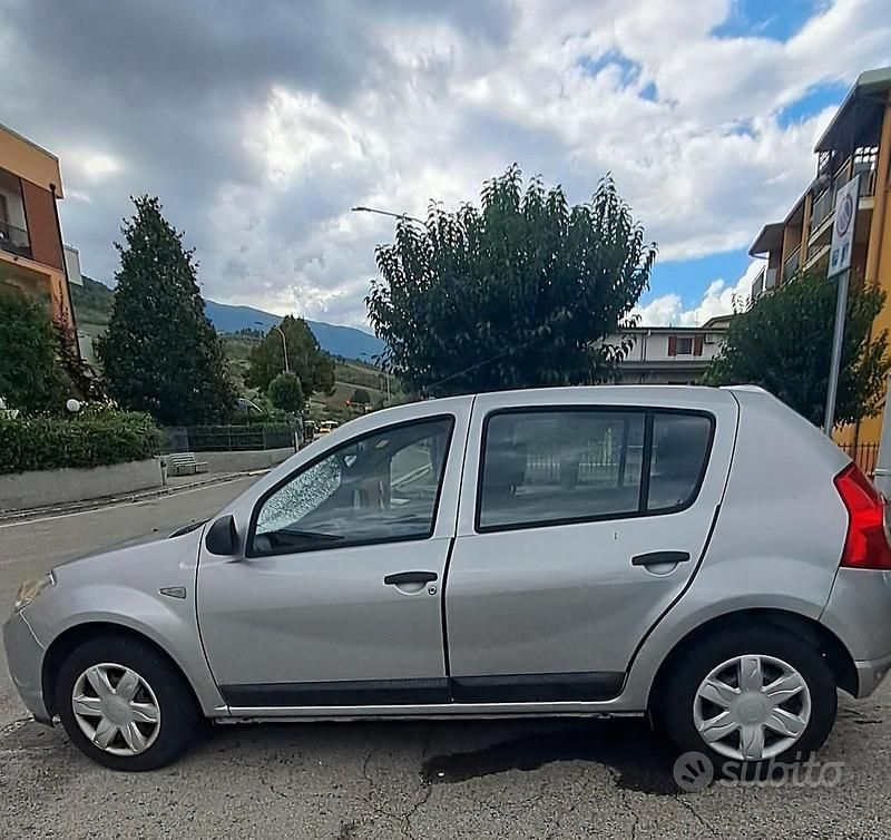 Grigio Usata 2010 Dacia Sandero Tre volumi | 4500 € (Buon prezzo) - Immagine 1/4