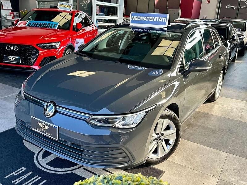 Usata VW Golf VIII Life 131 CV (96 kW) 2021 Grigio urano pastello Station wagon